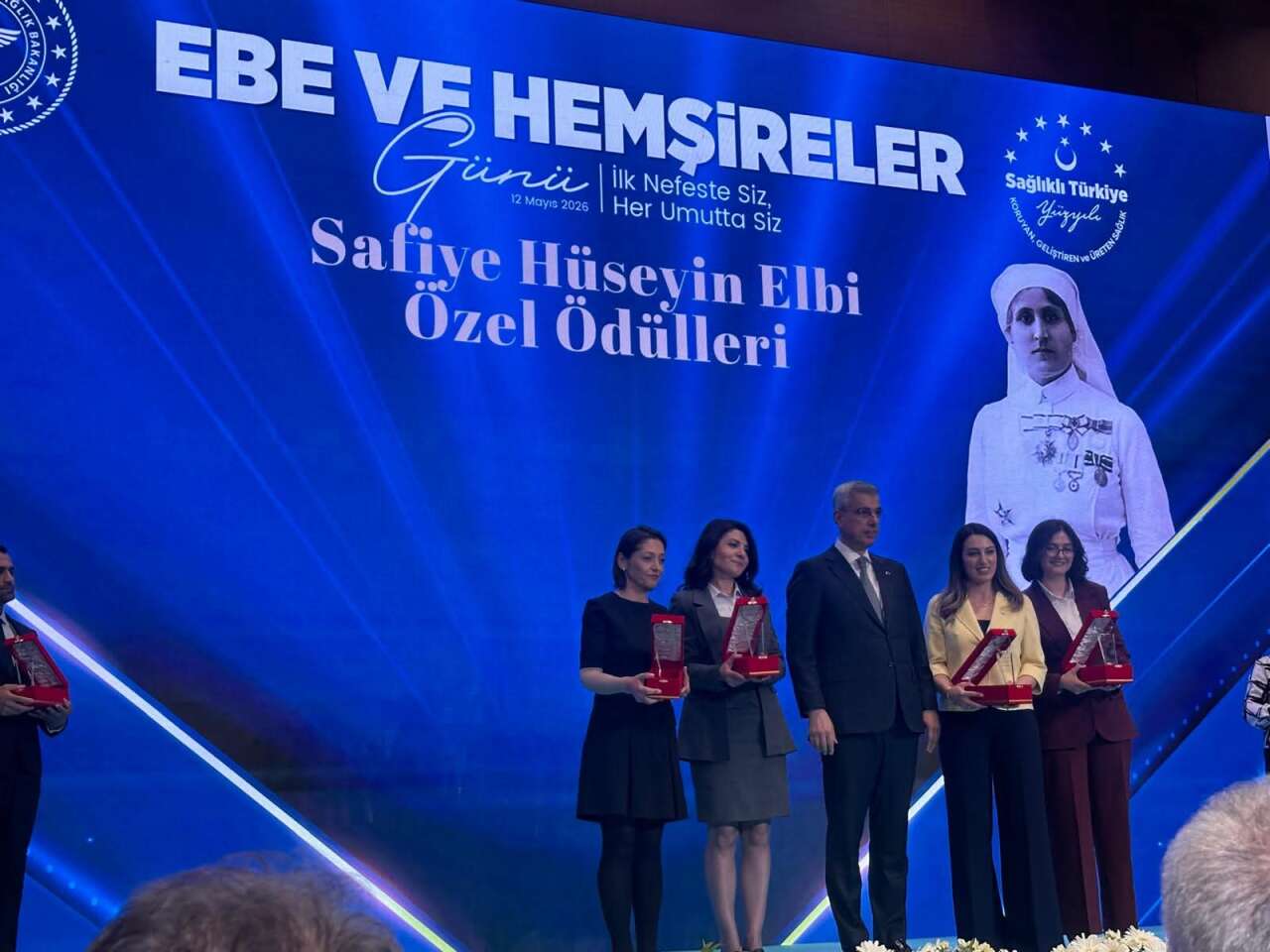 Bodrumlu Ebe Özlem Mersin’e Bakan Memişoğlu’ndan Ödül 4